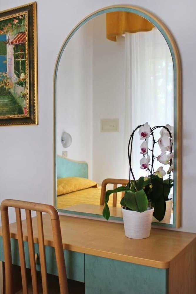 Hotel Flora Μπελάρια-Ιτζέα Μαρίνα Εξωτερικό φωτογραφία