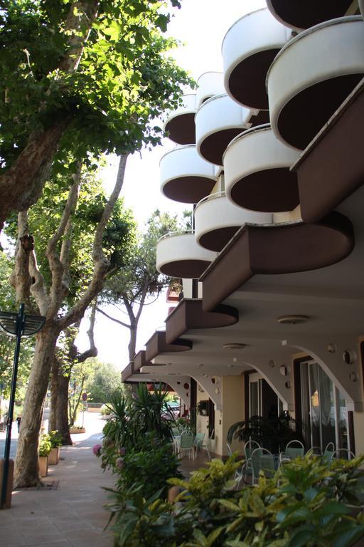 Hotel Flora Μπελάρια-Ιτζέα Μαρίνα Εξωτερικό φωτογραφία