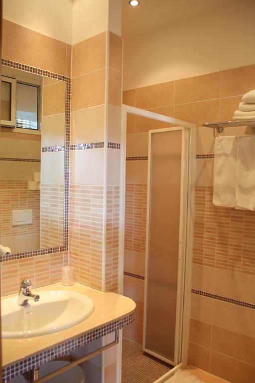 Hotel Flora Μπελάρια-Ιτζέα Μαρίνα Εξωτερικό φωτογραφία