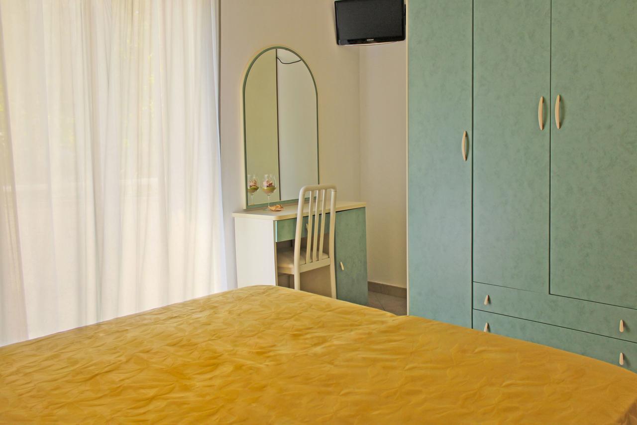 Hotel Flora Μπελάρια-Ιτζέα Μαρίνα Εξωτερικό φωτογραφία