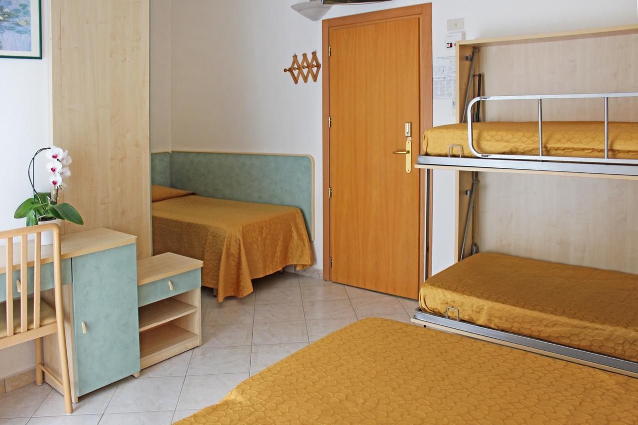 Hotel Flora Μπελάρια-Ιτζέα Μαρίνα Εξωτερικό φωτογραφία